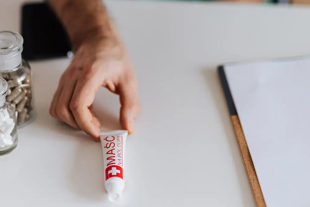 Maść a krem: lekarz trzyma w ręce maść