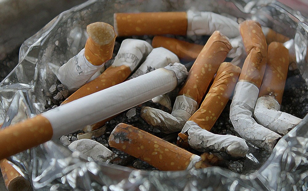 Rzucenie palenia: Płonące papierosy w popielniczce
