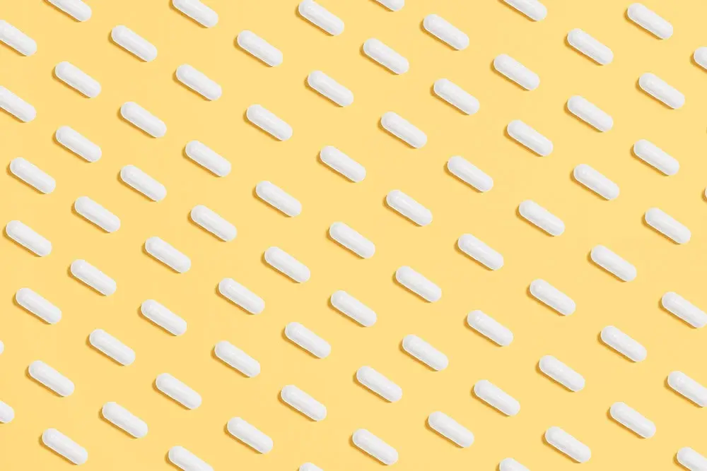 Nootropy i leki prokognitywne są w postaci pigułek przedstawione na żółtym tle