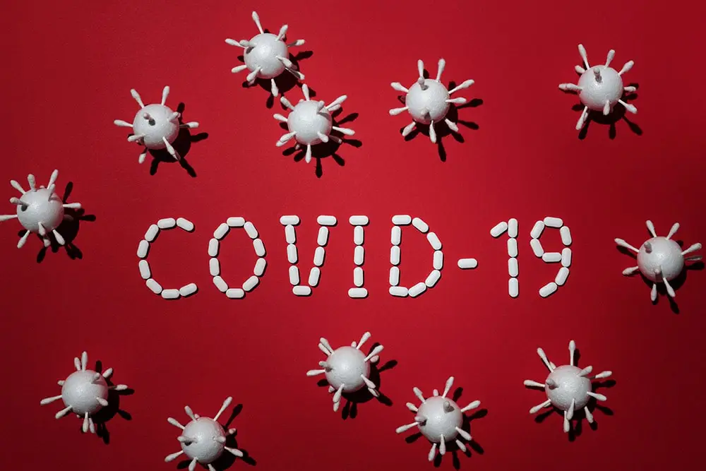 napis covid-19 na czerwonym tle