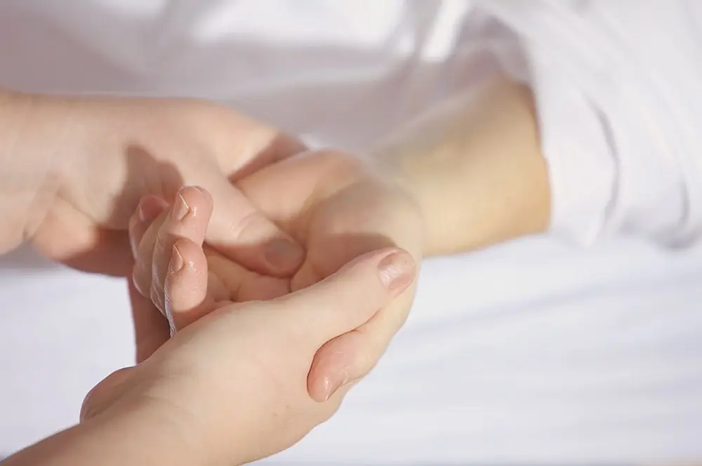Rheumatoid arthritis: joint massage