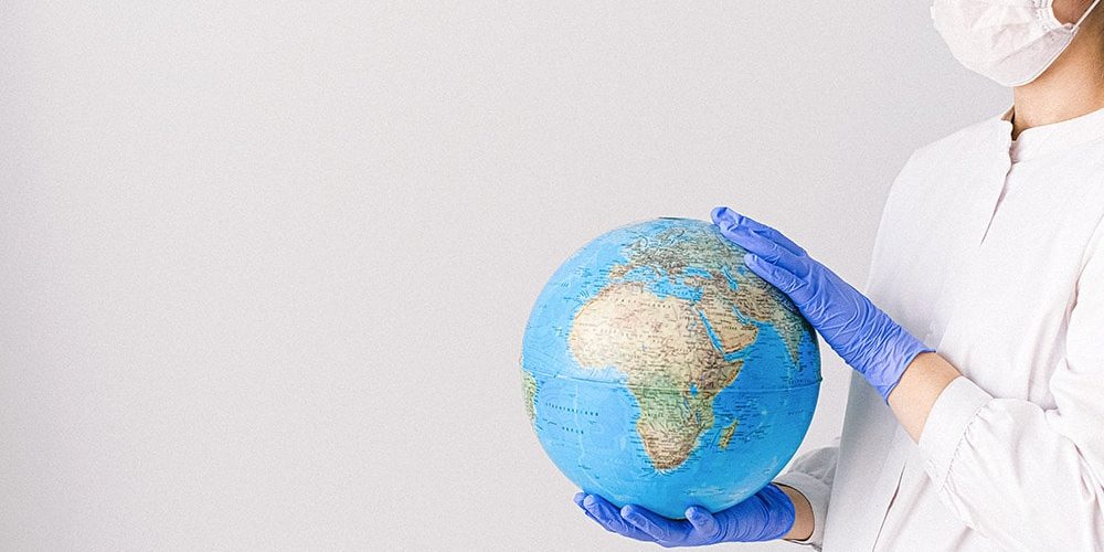 Choroby cywilizacyjne: Pani lekarz trzyma globus