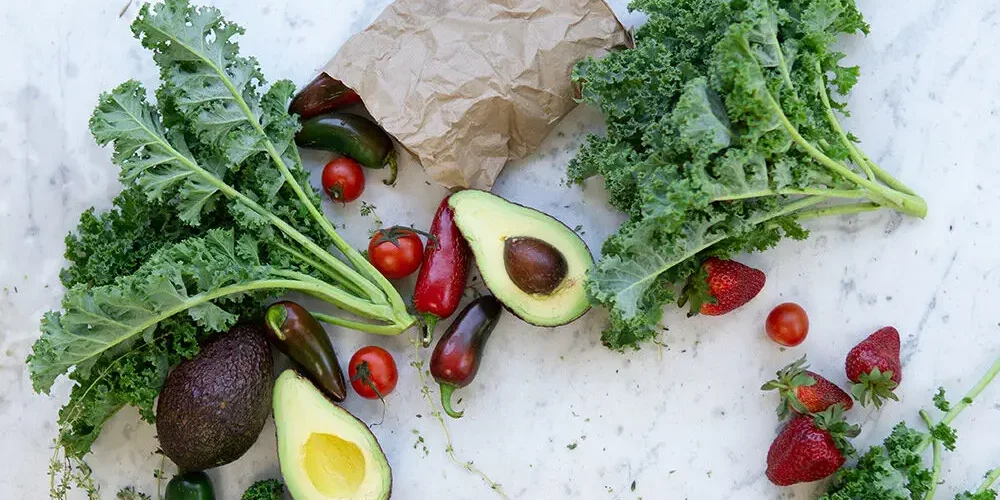 dieta bezglutenowa: na obrazu są zdrowe warzywa: awokado, sałata, pomidory