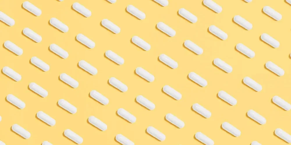 Nootropy i leki prokognitywne są w postaci pigułek przedstawione na żółtym tle