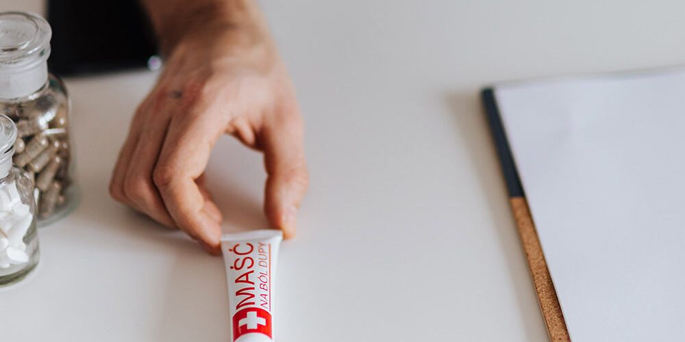 Maść a krem: lekarz trzyma w ręce maść