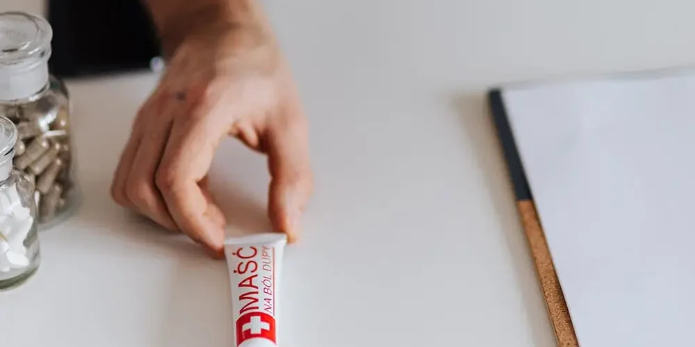 Maść a krem: lekarz trzyma w ręce maść