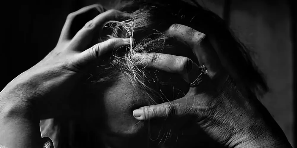 Wszawica - osoba która ma wszawice ma swędzenie skóry głowy