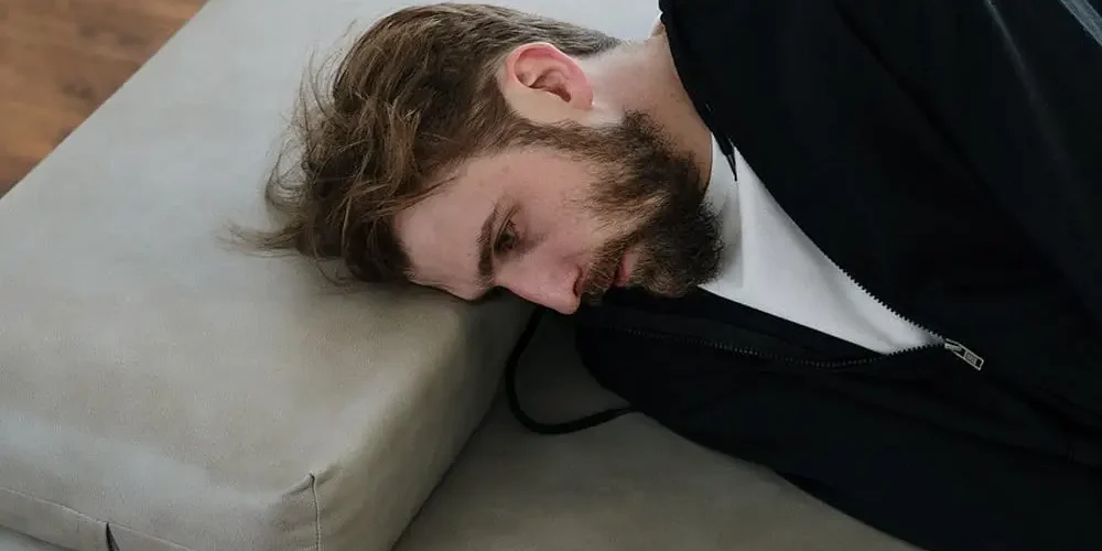 Pan leży na łóżku ma zaburzenia erekcji